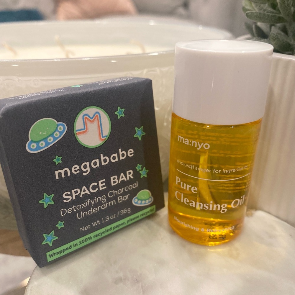 Megababe Space Bar Detoxifying Charcoal Underarm Bar & Manyo cleansing oil mini